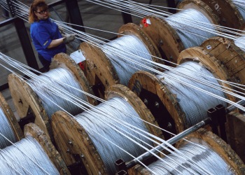 Во время производства на ленточном конвейере с новой системой управления Goodyear Flexsteel ST3500 выровнено и натянуто более 100 стальных корда Во время производства на ленточном конвейере с новой системой управления Goodyear Flexsteel ST3500 выровнено и натянуто более 100 стальных корда